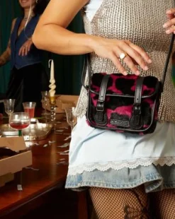 7 Inch Hair-On Cow Print Crossbody -laukut in Thrift Pink