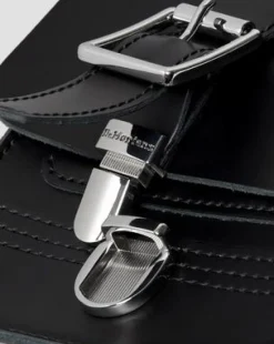 Kiev Smooth Leather Vertical Crossbody -laukku in Musta