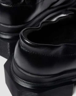MAYBOLE SQUARE TOE RUCHED NAHKA-LOAFERIT in Musta